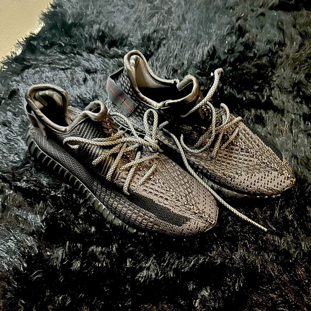 Black Yeezy boost 350 v2